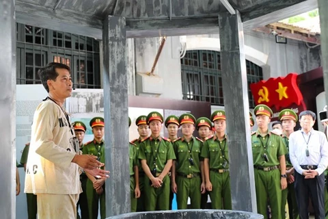 Une exposition rend hommage aux héros de guerre et aux martyrs de la prison de Hoa Lo