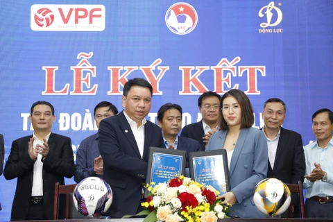 Dông Luc mouille toujours le maillot pour le football vietnamien