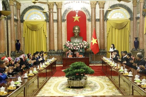 La vice-présidente rencontre des personnalités de Lao Cai originaires d'ethnies minoritaires 