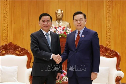 Le président de l’AN du Laos reçoit le président de la Commission centrale du contrôle du PCV