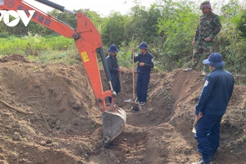 Binh Phuoc : exhumation des restes de 11 soldats volontaires vietnamiens tombés au Cambodge 