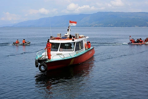Indonésie : un mort et 12 portés disparus dans le chavirement d’un bateau