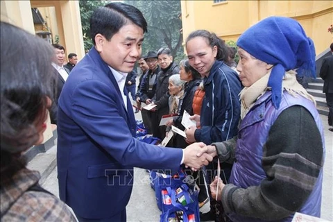 Têt : le maire de Hanoi visite des personnes défavorisées et méritantes
