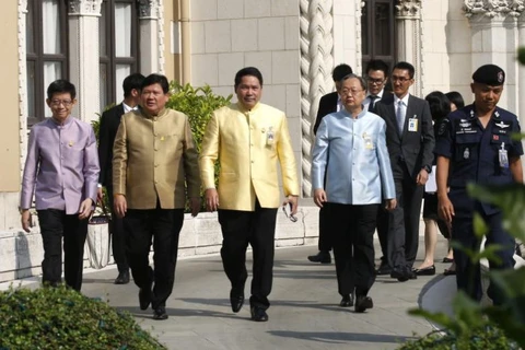 Thaïlande : quatre ministres démissionnent pour préparer les élections