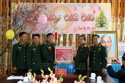 Têt traditionnel: cadeaux pour les soldats et les personnes dans le besoin à Lao Cai