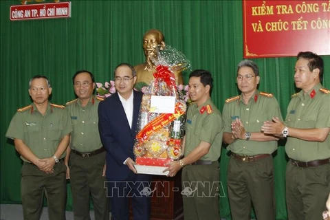 Ho Chi Minh-Ville : meilleurs vœux du Têt à des unités des forces armées et aux religieux