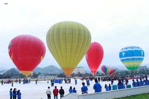 Ouverture du 2e Festival international de montgolfières de Son La