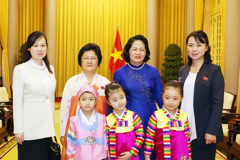 La vice-présidente Dang Thi Ngoc Thinh reçoit une délégation de l’Association d'amitié RPDC-Vietnam