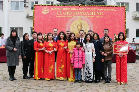 Des Vietnamiens en Ukraine et en Pologne célèbrent la fête des rois fondateurs Hùng