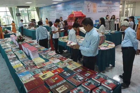 Exposition de livres « Cinquante ans d’exécution du testament du Président Hô Chi Minh »