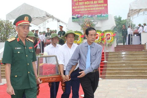 Quang Binh : inhumation des restes de 17 volontaires tombés au Laos
