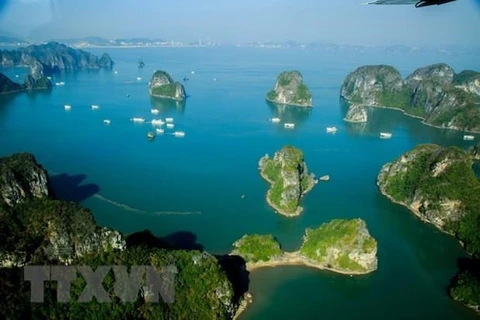 Excursion incroyable en hélicoptère de la baie d'Ha Long