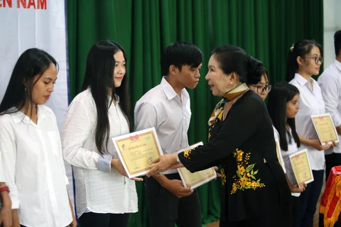 Hô Chi Minh-Ville: 200 bourses d'études remises à des élèves et étudiants en difficulté