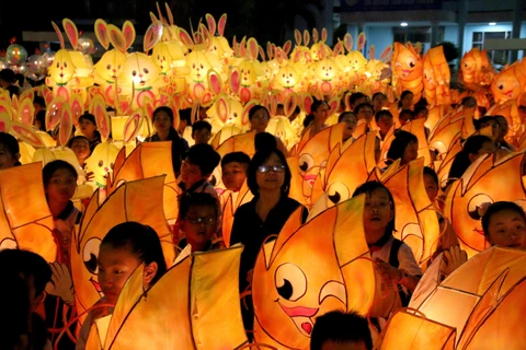 La plus grande fête des lanternes de la mi-automne du Vietnam organisé à Binh Thuan