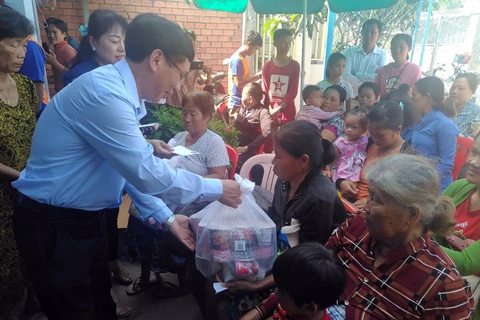 L'ambassade du Vietnam au Cambodge soutient les habitants touchés par des inondations