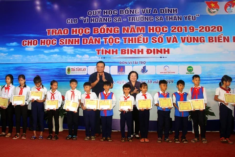 Binh Dinh: 110 bourses d'études remises à des élèves en difficulté