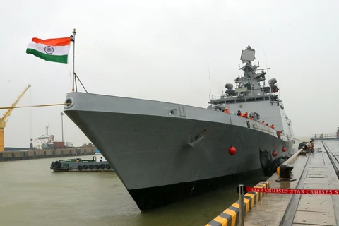 Le navire de guerre indien INS Sahyadri jette l'ancre à Da Nang