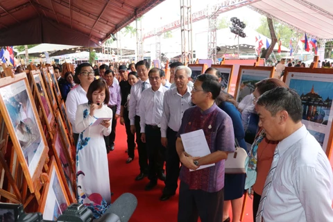 Exposition de photos et de documentaires sur la communauté de l'ASEAN à Can Tho