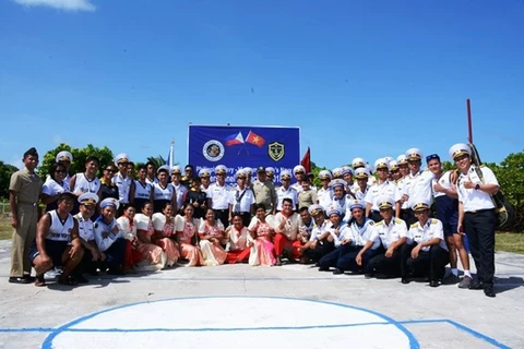 Les marines vietnamienne et philippine se rencontrent sur l'île de Song Tu Dong