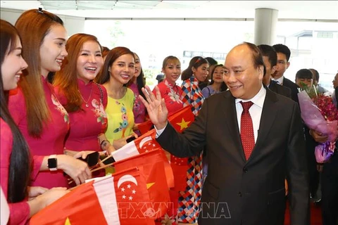 Le PM Nguyen Xuan Phuc est arrivé à Singapour pour participer au 33e Sommet de l’ASEAN