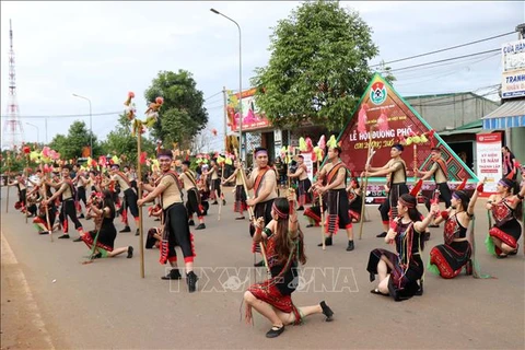 Dak Nong : Le carnaval "La route de la brocatelle" attire 2.000 artisans et artistes