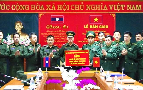 Le Vietnam offre des équipements à la force de gardes-frontières du Laos