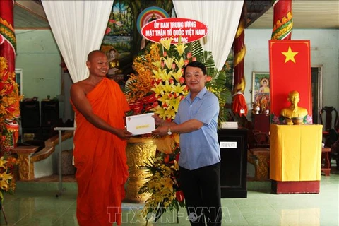 Félicitations aux Khmers à l'occasion de la fête Chol Chnam Thmay à Hau Giang