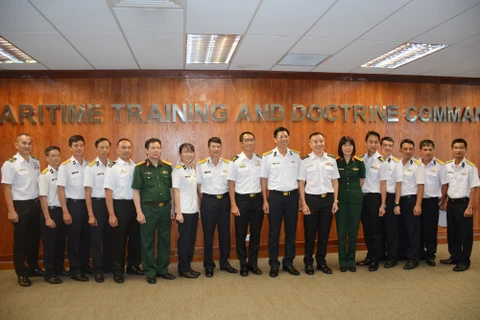 Le voilier 286/Le Quy Don échange avec des officiers de la Marine singapourienne