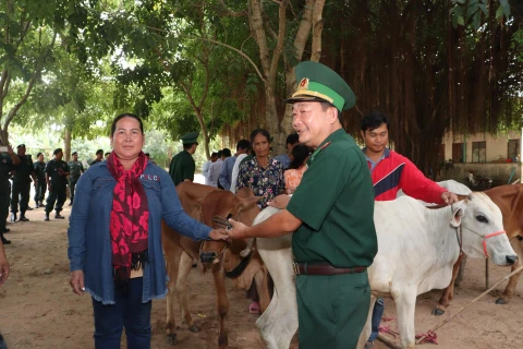 Don de vaches reproductrices à des agriculteurs pauvres vietnamiens et cambodgiens