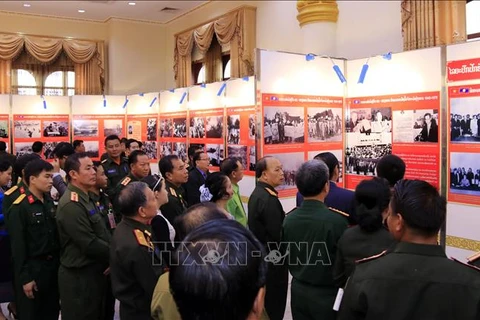 Exposition célébrant la Journée des soldats volontaires et experts vietnamiens au Laos