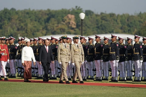 La cérémonie d'accueil officielle du Premier ministre Nguyen Xuan Phuc à Nay Pyi Taw