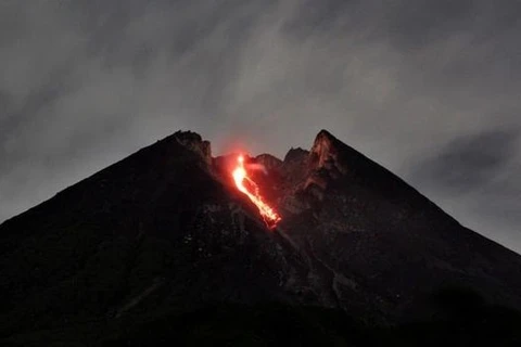 Indonésie : le volcan du mont Merapi entre en éruption