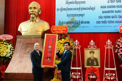 Le Cambodge remet l’Ordre royal du Sahametrei à un officier vietnamien