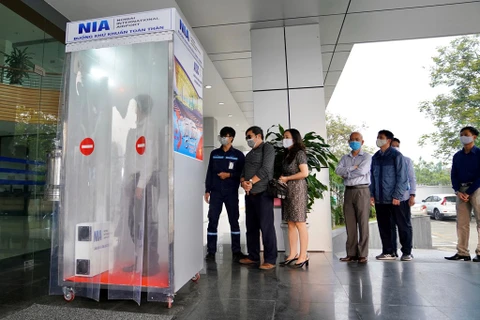 COVID-19: l'aéroport international de Noi Bai met en service la chambre de désinfection