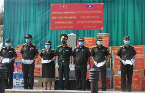 COVID-19 : dons pour des Vietnamiens au Cambodge et des militaires au Laos