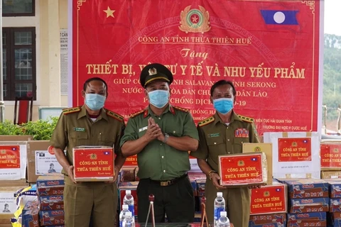 Le Vietnam remet des équipements médicaux au Laos pour lutter contre le COVID-19