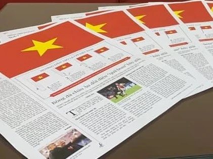 Des journaux impriment un drapeau pour marquer le 45e anniversaire de la réunification du pays