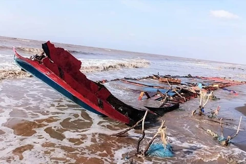 Sauver trois pêcheurs indonésiens en détresse dans les eaux de Soc Trang