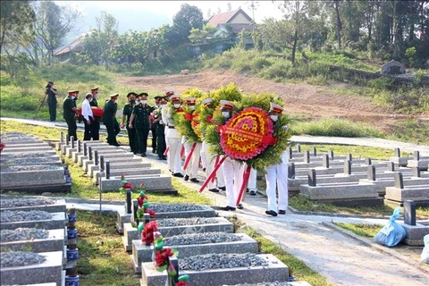 Thua Thien-Hue : inhumation des restes de soldats tombés au Laos