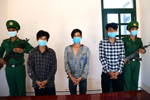 Trois personnes arrêtées pour avoir amené illégalement des étrangers au Vietnam