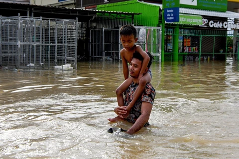 Inondations à grande échelle : le Cambodge intensifie ses activités de secours
