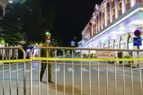 La rue piétonne de Hoàn Kiêm est à nouveau animée après la levée de l'ordre de distanciation sociale