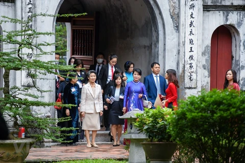 L’épouse du Premier ministre japonais visite le Temple de la Littérature