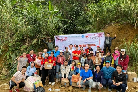 Remise des cadeaux aux élèves de la province de Quang Nam