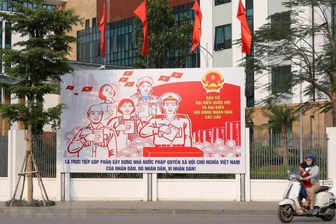 Les rues de Hanoï décorées de panneaux pour saluer les prochaines élections législatives