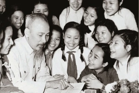 Exposition en hommage au 131e anniversaire de la naissance du Président Ho Chi Minh