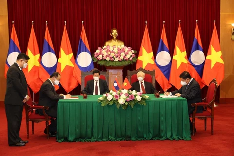 La visite du secrétaire général et président lao au Vietnam : certains documents ont été signés