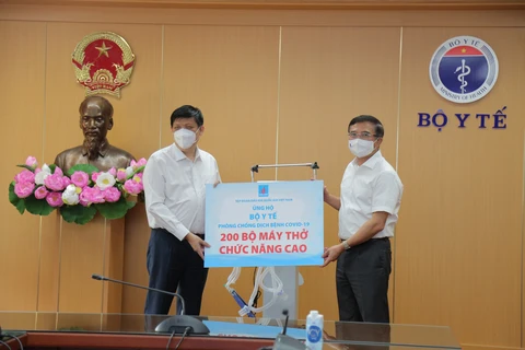 PetroVietnam fait don de 200 ventilateurs pour soutenir la lutte contre le COVID-19.