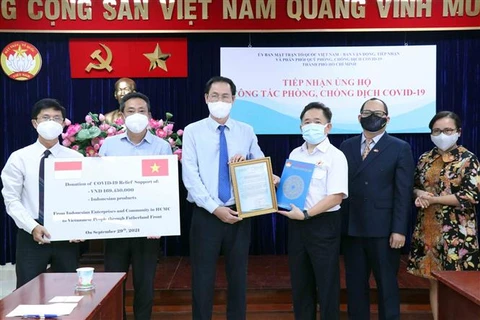 Des étrangers à Ho Chi Minh-Ville soutiennent la lutte anti-COVID-19