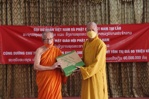 COVID-19: don des bouddhistes vietnamiens au Laos pour les moines lao en difficulté